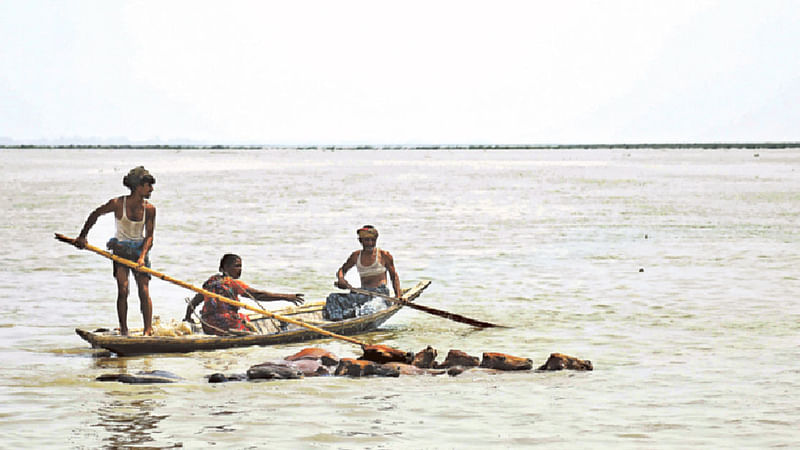 বন্যার পানিতে তলিয়ে গেছে বসতবাড়ি। গৃহপালিত গবাদিপশু উঁচু স্থানে নিয়ে যাচ্ছেন বন্যাকবলিত মানুষ। গতকাল গাইবান্ধা জেলার ফুলছড়ি উপজেলার মানিককড় চরে।  ছবি: তানভীর আহাম্মেদ