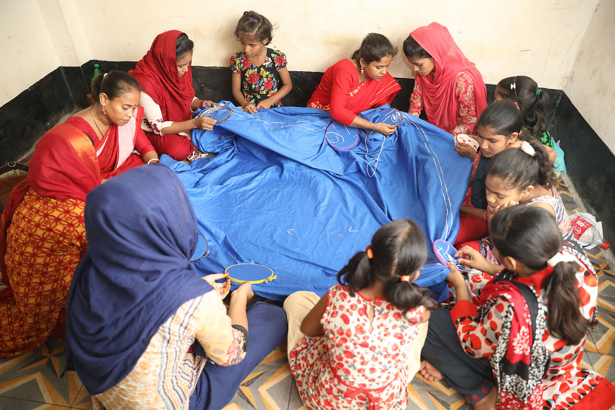 সেলাইয়ের কাজ শিখছে শিক্ষার্থীরা। দুয়ারীপাড়া, পল্লবী, ঢাকা, ২৪ জুলাই। ছবি: আবদুস সালাম