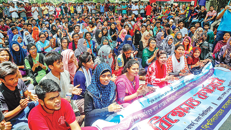 সাত কলেজের অধিভুক্তি বাতিলসহ চার দফা দাবিতে ঢাকা বিশ্ববিদ্যালয়ের সাধারণ শিক্ষার্থীদের বিক্ষোভ। গতকাল দুপুরে বিশ্ববিদ্যালয়ের উপাচার্যের বাসভবনের সামনে।  ছবি: প্রথম আলো