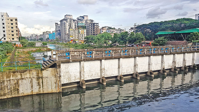 রামপুরা স্লুইসগেটের দুই প্রান্তেই প্রায় সমান উচ্চতার পানি। ভেতর–বাইরে সামান্য তারতম্য থাকায় স্লুইসগেট বন্ধ করে দেওয়া হয়েছে। গতকাল বিকেলে।