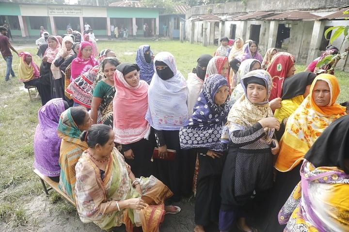 লাইনে দাঁড়িয়ে ভোট দিচ্ছেন নারীরা। বেরাব সরকারি প্রাথমিক বিদ্যালয় কেন্দ্র।