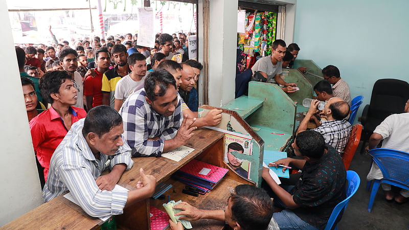 আসন্ন ঈদ উপলক্ষে বাসের অগ্রিম টিকিট বিক্রি শুরু হয়েছে। টিকিট পেতে কাউন্টারের সামনে ভিড়। গাবতলী, ঢাকা, ২৬ জুলাই। ছবি: শুভ্র কান্তি দাশ