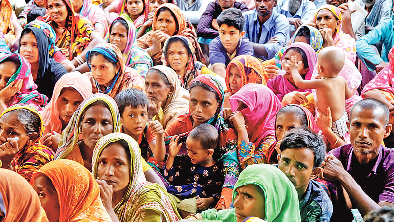 ত্রাণের জন্য অপেক্ষা। বগুড়ার সোনাতলা উপজেলার বানভাসি মানুষ জড়ো হয়েছে ১ নম্বর সোনাতলা ইউনিয়ন পরিষদের প্রাঙ্গণে। গতকাল বেলা তিনটায়।  ছবি: সোয়েল রানা