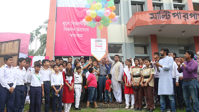 খুলনায় বিজ্ঞানচিন্তা-বিকাশ বিজ্ঞান উৎসবের আঞ্চলিক পর্বের উদ্বোধন। পাবলিক কলেজ, খুলনা, ২৬ জুলাই। ছবি: সাদ্দাম হোসেন