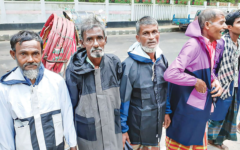 রেইনকোট পেয়ে সবাই খুশি