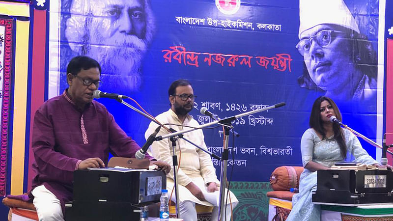 শান্তিনিকেতনের বাংলাদেশ ভবন মিলনায়তনে ‘রবীন্দ্র-নজরুলজয়ন্তী’ অনুষ্ঠানে গান করেন জোসেফ রড্রিক্স। পাশে অণিমা রায়