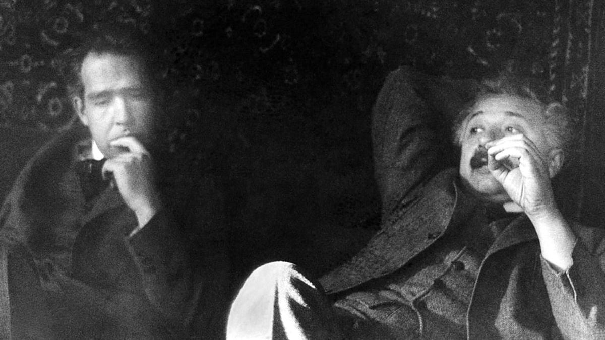 নিলস বোর (৭ অক্টোবর ১৮৮৫-১৮ নভেম্বর ১৯৬২) ও আলবার্ট আইনস্টাইন (১৪ মার্চ ১৮৭৯-১৮ এপ্রিল ১৯৫৫)। ছবি: কসমস ম্যাগাজিন
