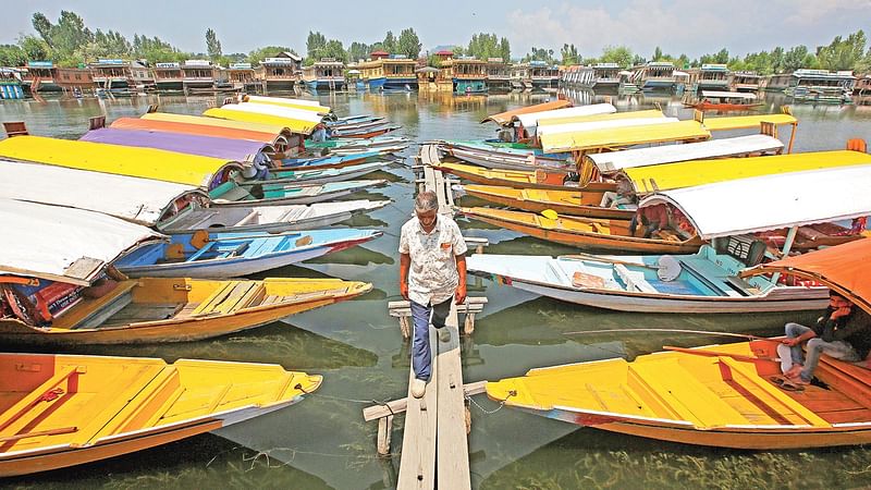 সন্ত্রাসী হামলার আশঙ্কায় ভারত নিয়ন্ত্রিত কাশ্মীর ছাড়ছেন পর্যটকেরা। এর প্রভাব পড়েছে এ উপত্যকার পর্যটনশিল্পে। পর্যটকশূন্য ডাল লেকে খালি পড়ে রয়েছে নৌকাগুলো। গতকাল কাশ্মীরের শ্রীনগরে।  ছবি: রয়টার্স