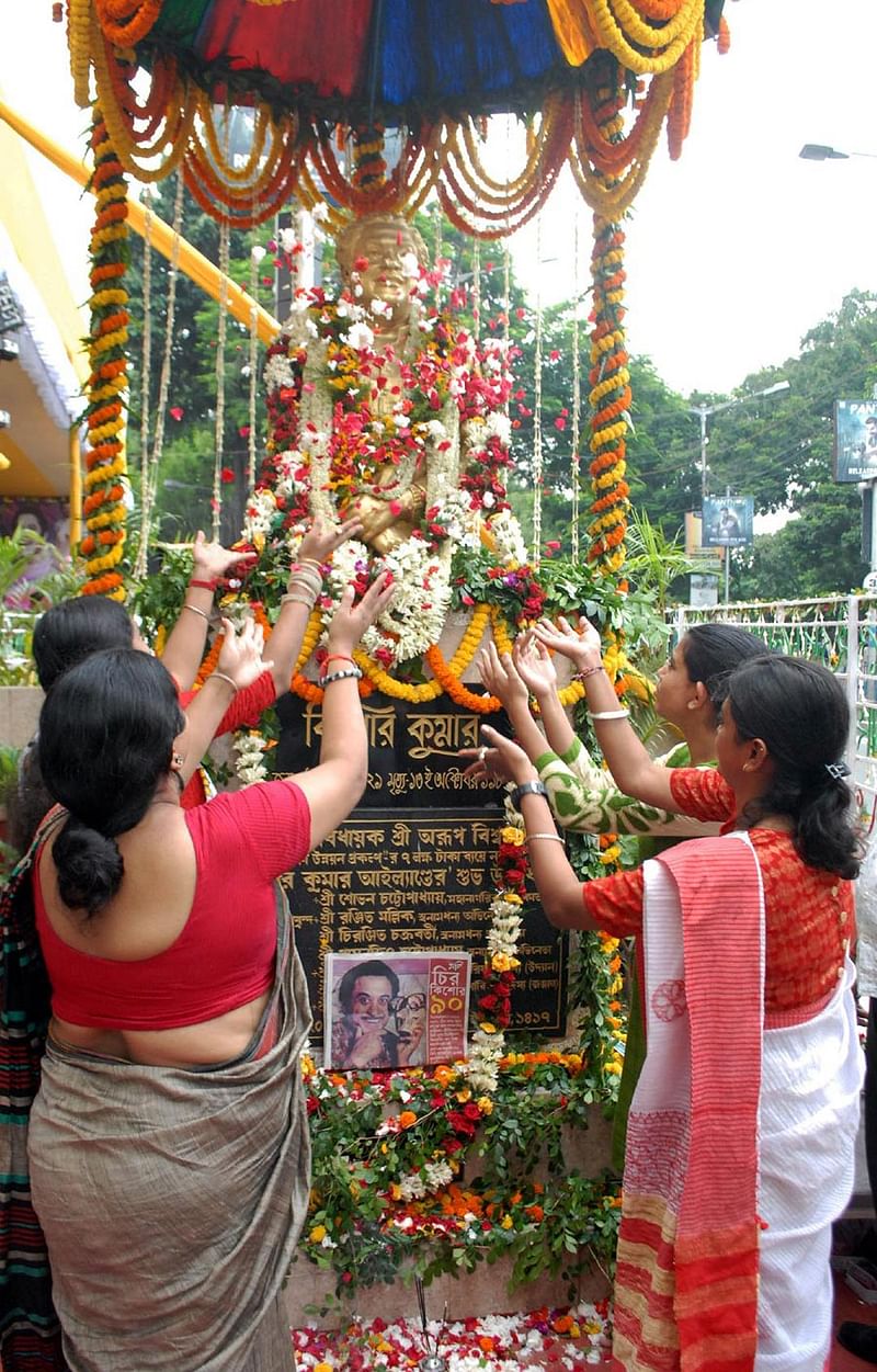 জন্মদিনে টালিগঞ্জে কিশোর কুমারের ভাস্কর্যে মাল্যদান ও প্রদীপ জ্বালিয়ে শ্রদ্ধা জানানো হয়। ছবি: ভাস্কর মুখার্জি