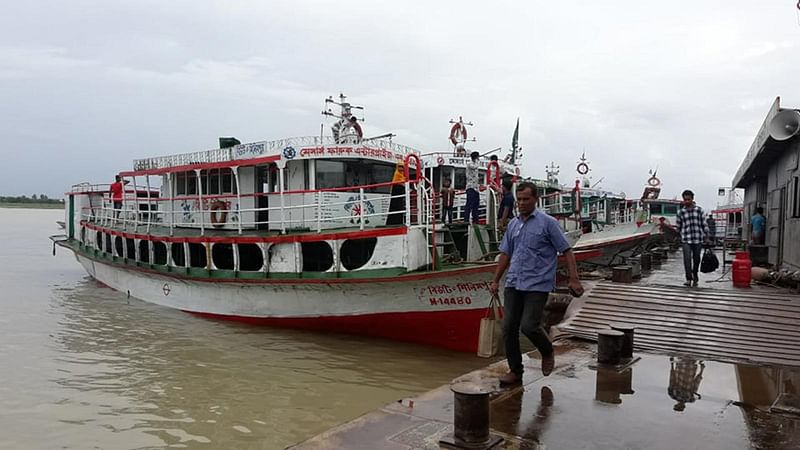 বৈরী আবহাওয়ার কারণে কাঁঠালবাড়ি লঞ্চঘাটে নোঙর করে রাখা হয়েছে লঞ্চ। ছবি: অজয় কুন্ডু