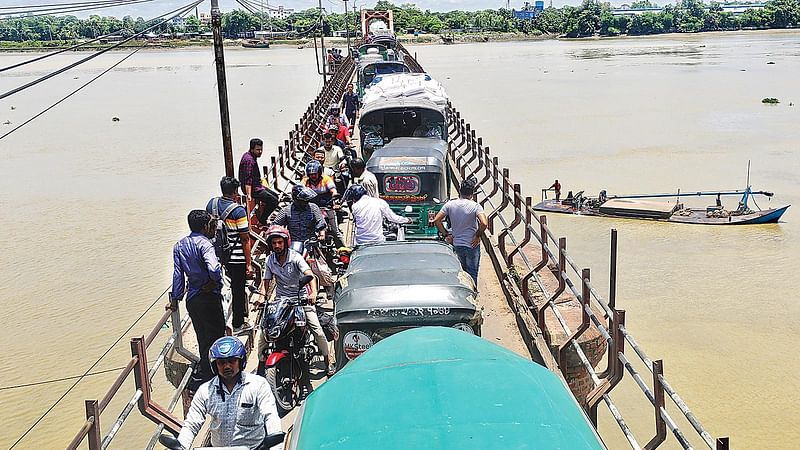 চট্টগ্রামে কর্ণফুলী নদীর ওপর কালুরঘাট সেতুতে তীব্র যানজট। একমুখী এ সেতুতে যানজটের এ ভোগান্তি নিত্যদিনের। সেতুর পশ্চিম পাশের প্রান্তে, গত মঙ্গলবার দুপুর ১২টায়। ছবি: সৌরভ দাশ