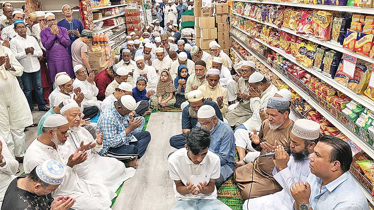 ইত্যাদি বাজার হালাল ফুড মার্কেটের ৪র্থ শাখার উদ্বোধনী অনুষ্ঠানে অতিথিরা