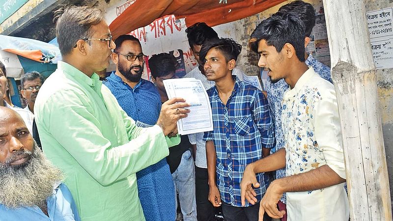 জনসচেতনতামূলক লিফলেট বিতরণ করছেন আওয়ামী লীগের নেতা মো. ডাবলু সরকার।