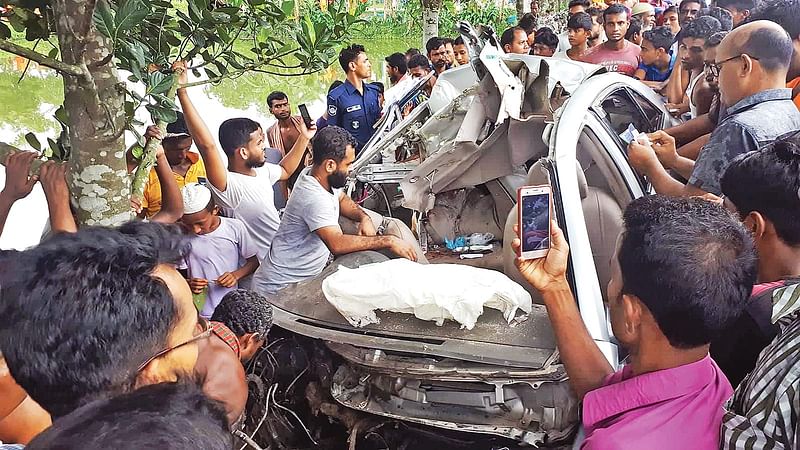 দুর্ঘটনাকবলিত প্রাইভেট কার। গতকাল ময়মনসিংহের গৌরীপুর উপজেলার রামগোপালপুরে।  ছবি: সংগৃহীত