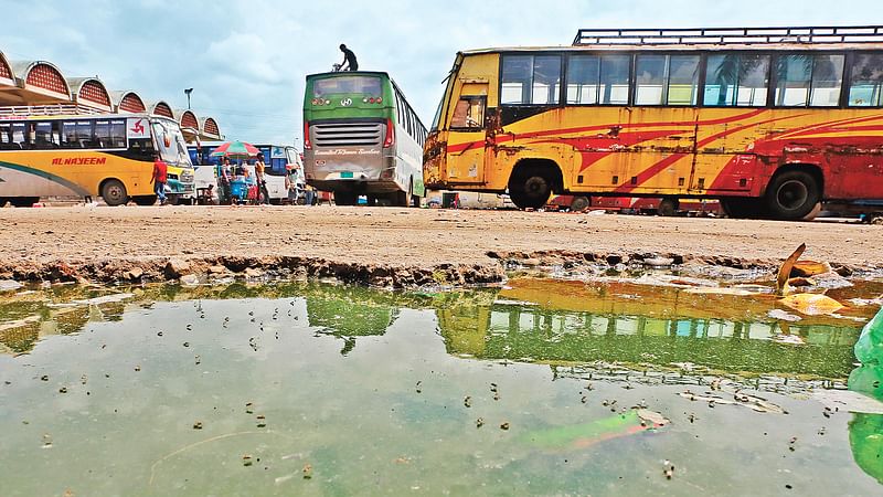 ডেঙ্গুর ঝুঁকি বাড়ছে। খানিকটা জমে থাকা পানিতে মশা উড়ে বেড়াচ্ছে। দিনদুপুরে চলে মশার উৎপাত। গতকাল গাবতলী বাস টার্মিনালে।  ছবি: হাসান রাজা