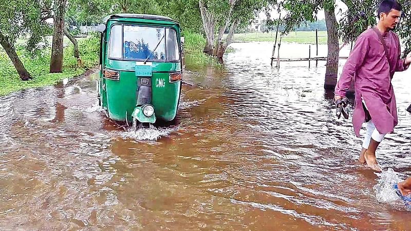 টাঙ্গাইলের বাসাইল উপজেলার ফুলকি ইউনিয়ন থেকে উপজেলা সদরে যাতায়াতের একমাত্র রাস্তাটি বর্ষা এলেই তলিয়ে যায়। গত বুধবারের ছবি।  প্রথম আলো