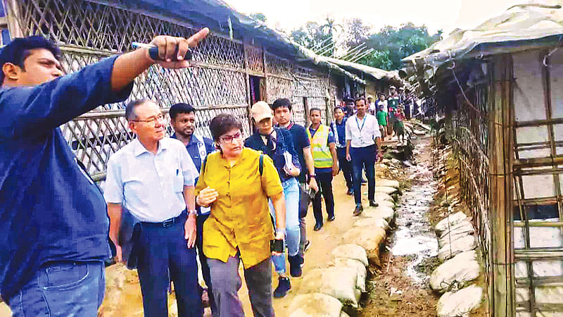 কক্সবাজারের উখিয়ার বালুখালী রোহিঙ্গা শিবিরে মিয়ানমারের তদন্ত দলের সদস্যরা। গতকাল দুপুরে।  ছবি: প্রথম আলো  খবর পৃষ্ঠা ২