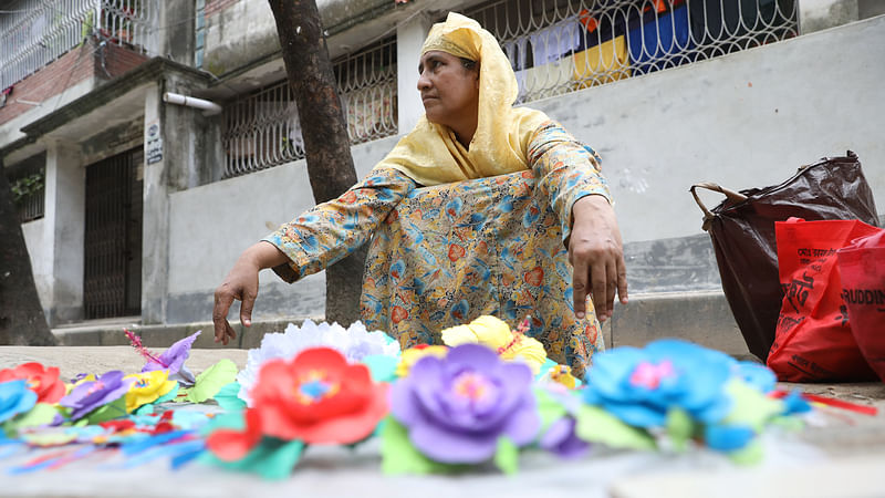 ক্রেতার অপেক্ষায় সাহারা বেগম। খিলগাঁও, ঢাকা, ২১ আগস্ট। ছবি: আবদুস সালাম