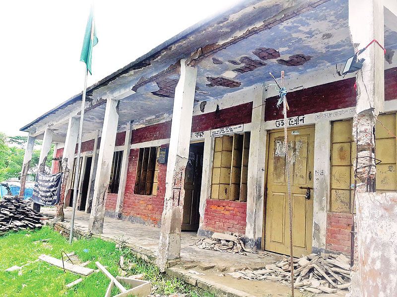 পরিত্যক্ত প্রাথমিক বিদ্যালয় ভবনে পাঠদান করা হয়। গত সোমবার কুমিল্লার দাউদকান্দি উপজেলার ডাকখোলা সরকারি প্রাথমিক বিদ্যালয়ে।  ছবি: প্রথম আলো