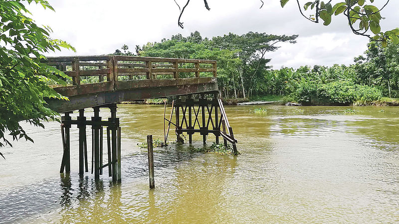 পিরোজপুরের নাজিরপুরের তালতলা শাখানদীর ওপর নাওটানা-পাকুরিয়া সেতুটি সাড়ে তিন বছর ধরে ভাঙা অবস্থায় পড়ে আছে। গত মঙ্গলবারের ছবি।  প্রথম আলো