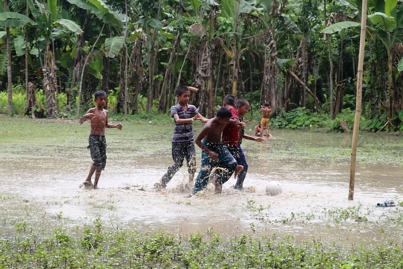 বল দখলের লড়াইয়ে শিশুরা।