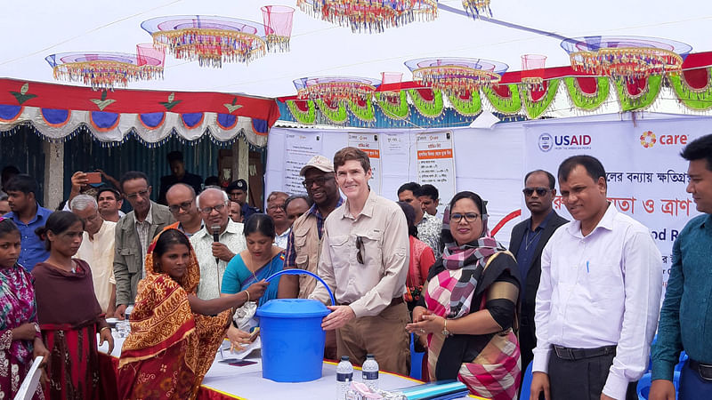 বন্যাদুর্গতদের মধ্যে ত্রাণ বিতরণ করেন মার্কিন রাষ্ট্রদূত আর্ল রবার্ট মিলার। ছবি: প্রথম আলো