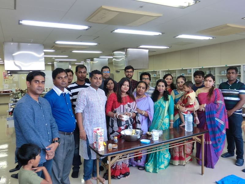 জন্মাষ্টমীর অনুষ্ঠানে সমবেত পূজারিরা