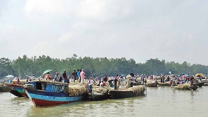 সিরাজগঞ্জের কাজীপুরে যমুনার চরে প্রচুর পাটের আবাদ হয়। নদী বেষ্টিত এলাকা হওয়ায় কাজীপুরের নাটুয়ারপাড়ায় ভাসমান পাটের এই হাটটি এখন রমরমা। গত বুধবার সকালে। প্রথম আলো