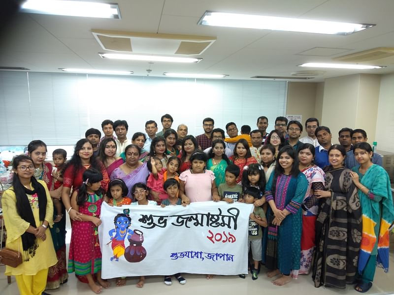 জন্মাষ্টমীর অনুষ্ঠানে সমবেত পূজারিরা
