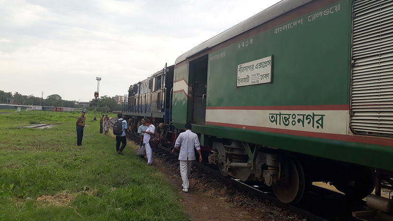 কমলাপুর থেকে ছেড়ে যাচ্ছে একটি ট্রেন। সাম্প্রতিক ছবি। ছবি: আসাদুজ্জামান