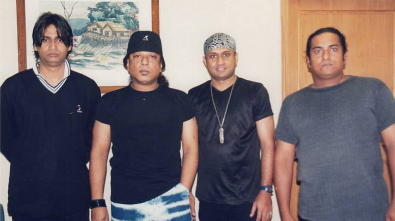 এলআরবির আরেক লাইনআপ। বাঁ থেকে স্বপন, আইয়ুব বাচ্চু, এসআই টুটুল এবং রিয়াদ।