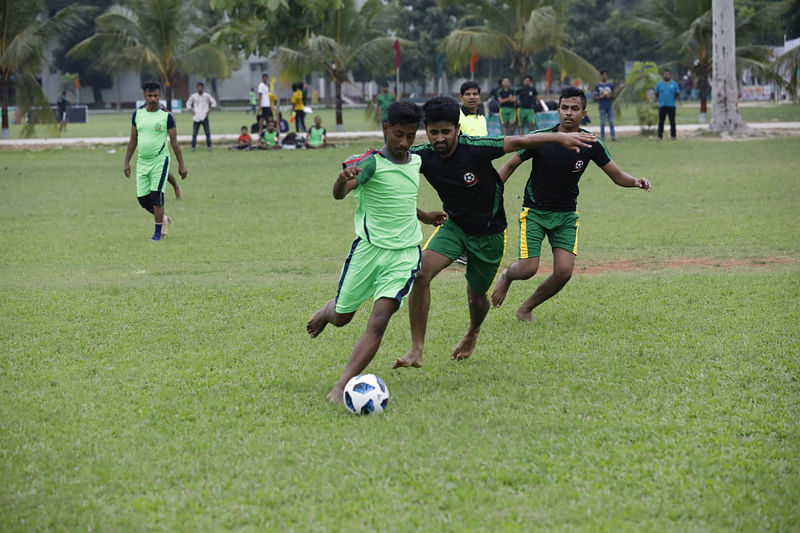 রাজধানীর মোহাম্মদপুরের ঢাকা রেসিডেন্সিয়াল মডেল কলেজের মাঠে আজ চলছে হকার প্রীতি ফুটবল টুর্নামেন্ট ২০১৯। ছবি: দীপু মালাকার