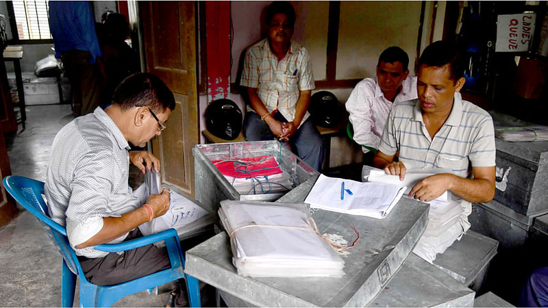 আসামের গুয়াহাটিতে প্রকৃত নাগরিকদের নামের তালিকার (এনআরসি) জন্য কাগজপত্র পরীক্ষা চলছে। এএফপি ফাইল ছবি।