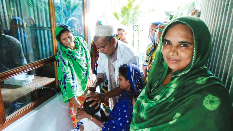 হাসপাতালে তখন রোগী দেখার সময়, পাশেই দাঁড়িয়ে ছিলেন ফুলেআরা ইমাম (ডানে)। ছবি: ছুটির দিনে