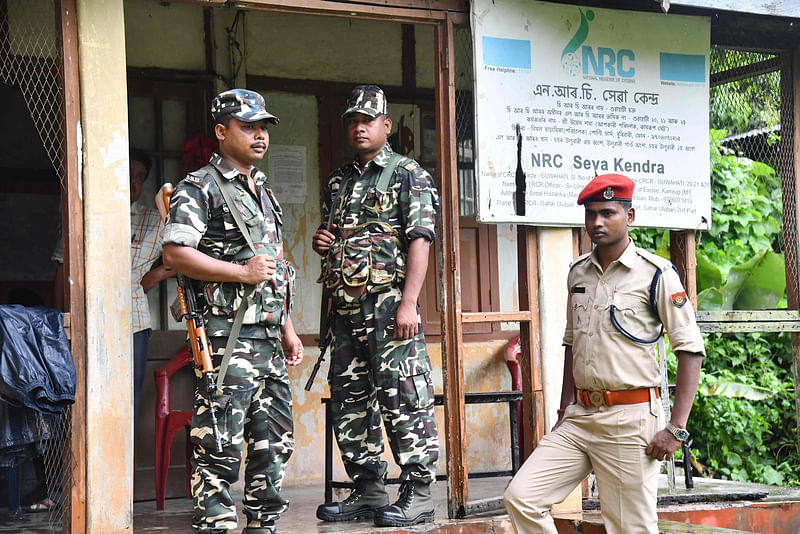 আসামের রাজধানী গুয়াহাটিতে প্রকৃত নাগরিকদের নামের তালিকার কার্যালয়ে কড়া নিরাপত্তা। এএফপি ফাইল ছবি