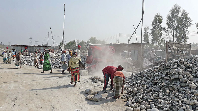 পঞ্চগড়ের তেঁতুলিয়ায় মহাসড়কের পাশে মেশিনে ভাঙা হচ্ছে পাথর। সম্প্রতি বাংলাবান্ধা স্থলবন্দর এলাকায়।  প্রথম আলো