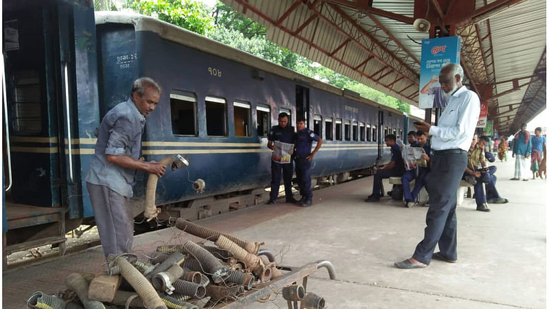 চট্টগ্রাম বিশ্ববিদ্যালয়ের শাটল ট্রেনের হোসপাইপ কেটে দিয়েছেন ছাত্রলীগের নেতা-কর্মীরা। আজ রোববার সকাল থেকে বিশ্ববিদ্যালয় রুটে কোনো শাটল ট্রেন চলাচল করেনি। ছবি: সৌরভ দাশ