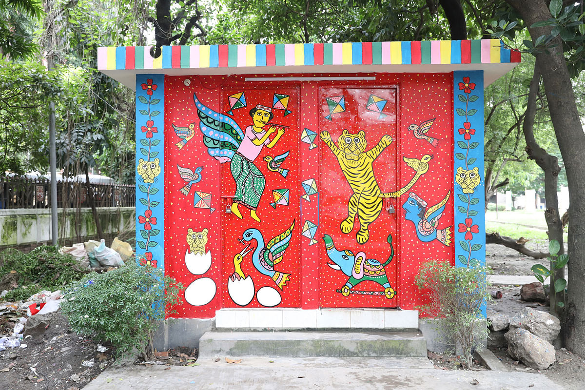 পটচিত্রে ছেয়ে যাওয়ায় এখন নজরকাড়া শৌচাগারটি। সেগুনবাগিচা, ঢাকা, ২ সেপ্টেম্বর। ছবি: আবদুস সালাম