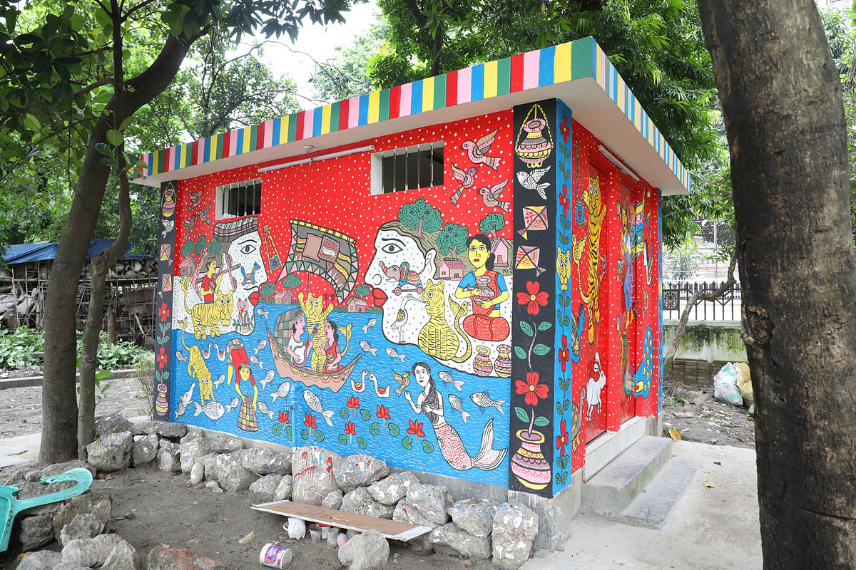 গণশৌচাগারের দেয়ালে বর্ণিল পটচিত্র। সেগুনবাগিচা, ঢাকা, ২ সেপ্টেম্বর। ছবি: আবদুস সালাম