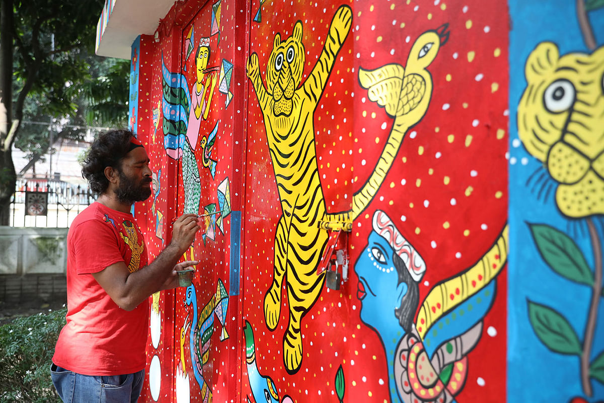 পটচিত্রে নাজির হোসেনের তুলির শেষ আঁচড়। সেগুনবাগিচা, ঢাকা, ২ সেপ্টেম্বর। ছবি: আবদুস সালাম