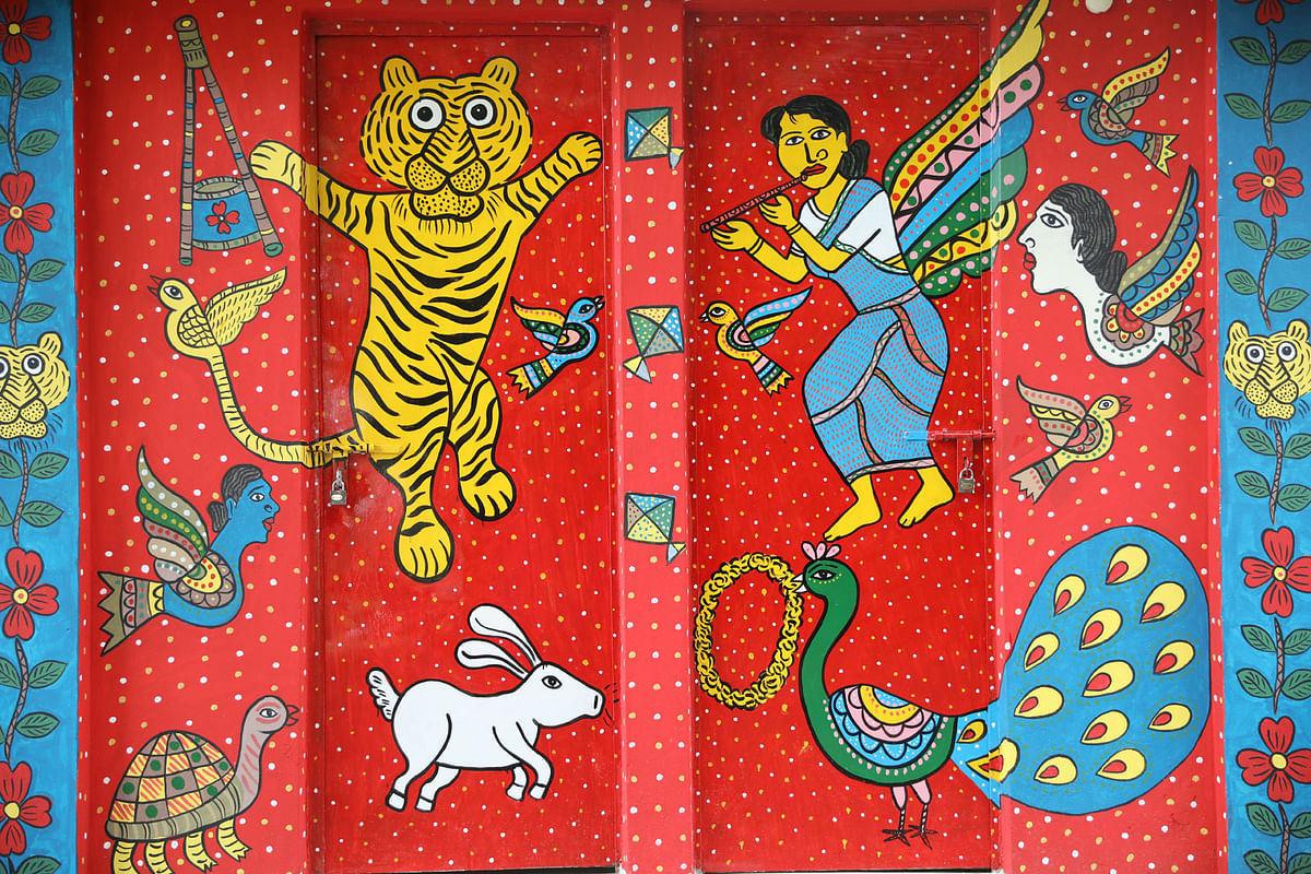 পটচিত্রে ফুটে উঠেছে আবহমান বাংলার রূপ। সেগুনবাগিচা, ঢাকা, ২ সেপ্টেম্বর। ছবি: আবদুস সালাম