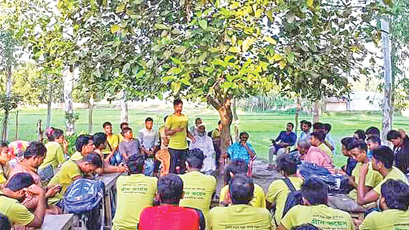 কুড়িগ্রাম সদর উপজেলায় প্রথম আলো চরের বটতলায় বক্তৃতা করছেন গ্রিন ভয়েসের প্রতিষ্ঠাতা আলমগীর কবির। গতকাল আলোর পাঠশালায়।  ছবি: প্রথম আলো