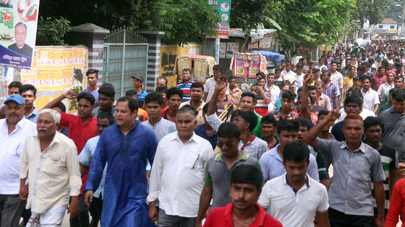 রংপুর-৩ আসনে এরশাদ পুত্র সাদ এরশাদকে মনোনয়ন না দেওয়ার দাবিতে বিক্ষোভ মিছিলের নেতৃত্ব দেন এরশাদের ভাতিজা আসিফ শাহরিয়ার (নীল পাঞ্জাবি পরা)। ছবিটি প্রেসক্লাব এলাকা থেকে তোলা। ছবি: মঈনুল ইসলাম