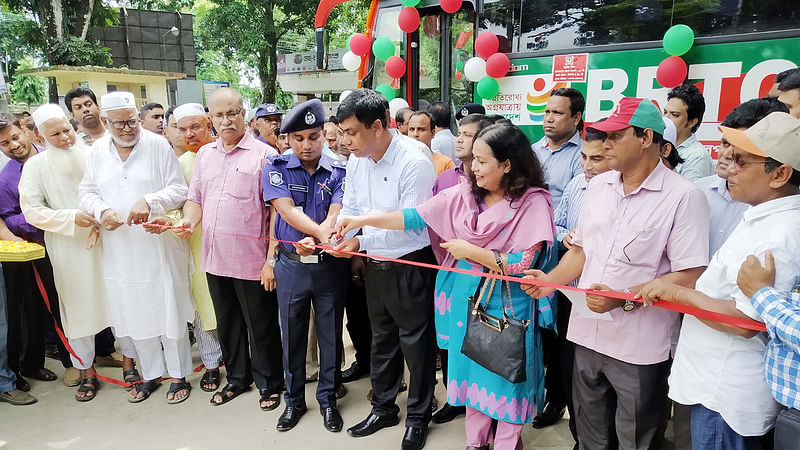 জামালপুর-ঢাকা রুটে বিআরটিসির শীতাতপ নিয়ন্ত্রিত দুটি বাস সার্ভিসের উদ্বোধন করা হয়েছে। ছবিটি আজ বুধবার সকালে জামালপুর জেলা প্রশাসন কার্যালয় প্রাঙ্গণ থেকে তোলা। ছবি: প্রথম আলো