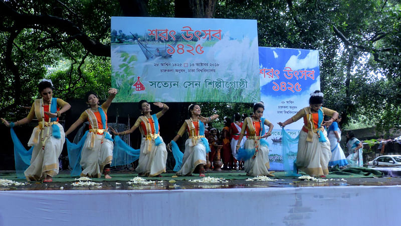 গত বছর শরৎ উৎসবে ছিল সমবেত নৃত্য পরিবেশনা। ফাইল ছবি