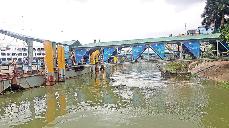 বদলে যাওয়া সদরঘাটের চিত্র। পরিচ্ছন্নতা ও হকারমুক্ত পন্টুন দেখে খুশি যাত্রীরা। ডিঙিগুলো সরিয়ে দেওয়া হয়েছে। মূল টার্মিনালে ভবঘুরেদের আনাগোনা নেই। সম্প্রতি তোলা।  ছবি: প্রথম আলো