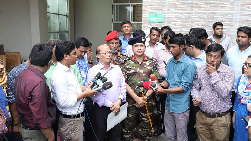 নির্বাচন ভবন চত্বরে আগুন লাগার স্থান পরিদর্শন শেষে সাংবাদিকদের সঙ্গে কথা বলেন জাতীয় পরিচয় নিবন্ধন অনুবিভাগের মহাপরিচালক ব্রিগেডিয়ার জেনারেল মোহাম্মদ সাইদুল ইসলাম। ছবি: প্রথম আলো