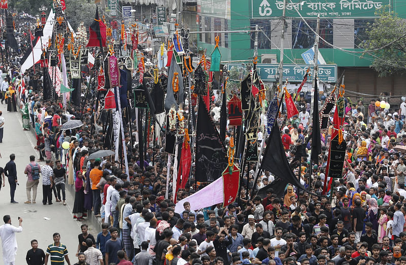 পুবের আকাশে সূর্য উঁকি দেওয়ার সঙ্গে সঙ্গে দলে দলে মানুষ এসে যোগ দেন তাজিয়া মিছিলে।