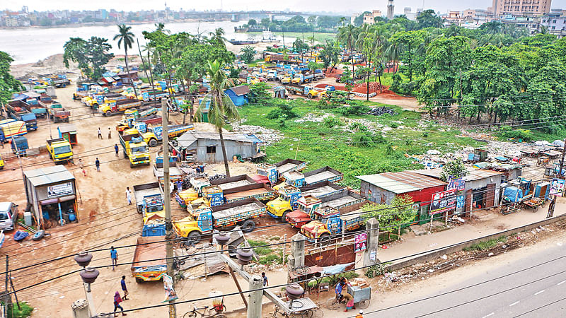 রাজধানীর শ্যামপুর বাজার এলাকায় উজালা ম্যাচ ফ্যাক্টরি এলাকায় অবৈধ ট্রাকস্ট্যান্ড। গত ২৮ আগস্ট দুপুরে।  ছবি: প্রথম আলো