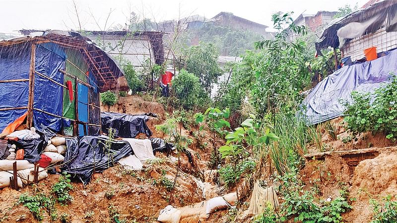 কক্সবাজার শহরের বৈদ্যঘোনা পাহাড়ে ঝুঁকিপূর্ণ কয়েকটি বসতি। গতকাল দুপুরে।  প্রথম আলো